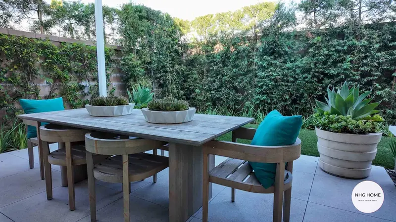 Outdoor dining terrace with privacy hedge and shade structure, NHG HOME project, Orange County