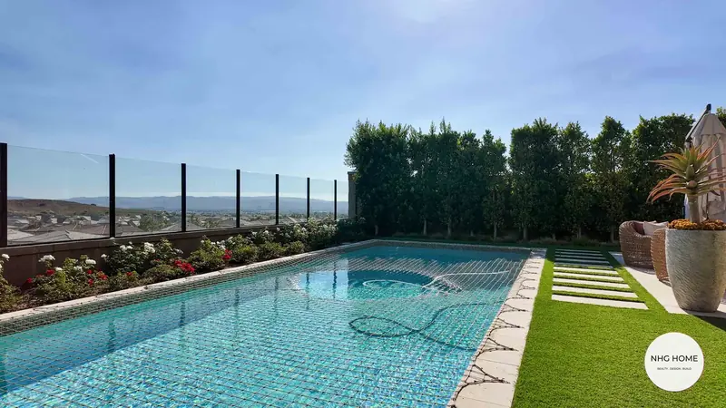 Pool with glass fencing and hedge screening, NHG HOME project, Orange County